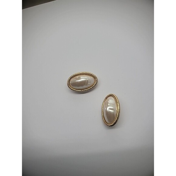 Vintage Earrings Clip On Gold Tone White Middle Scored Jewelry Costume - Picture 8 of 12